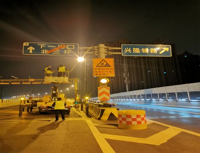 洛阳郑州市北三环彩虹桥交通标志牌安装现场